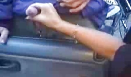 Une écolière rousse mamanbaisesonfils soumise avec une jupe est fouettée à la maison